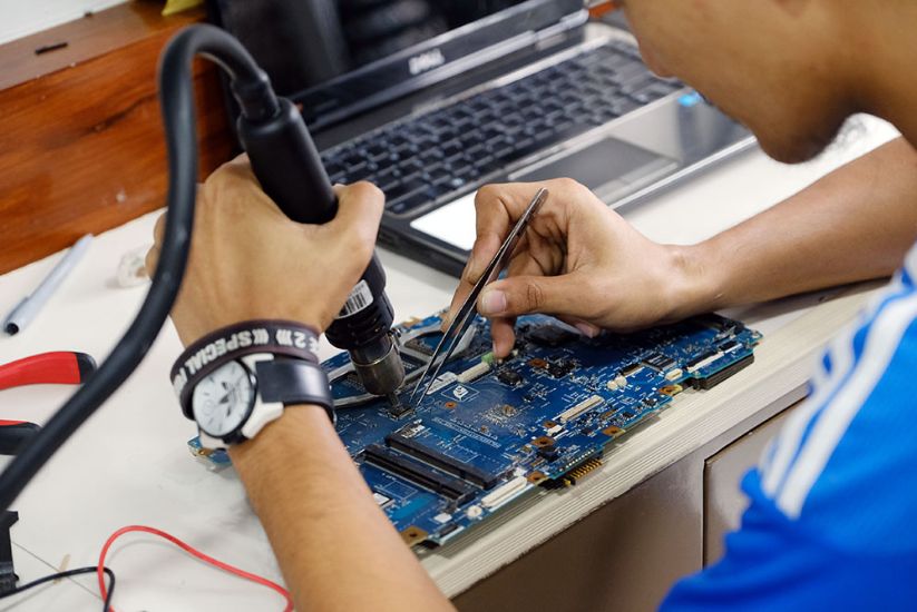 Khi đi sửa laptop cần quan tâm đến vấn đề gì?